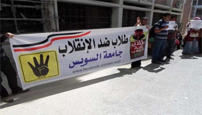 طلاب جامعة السويس يطالبون بالقصاص لشهدائهم