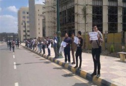 سلسلة بشرية بجامعة كفر الشيخ احتجاجًا على فصل الطلاب