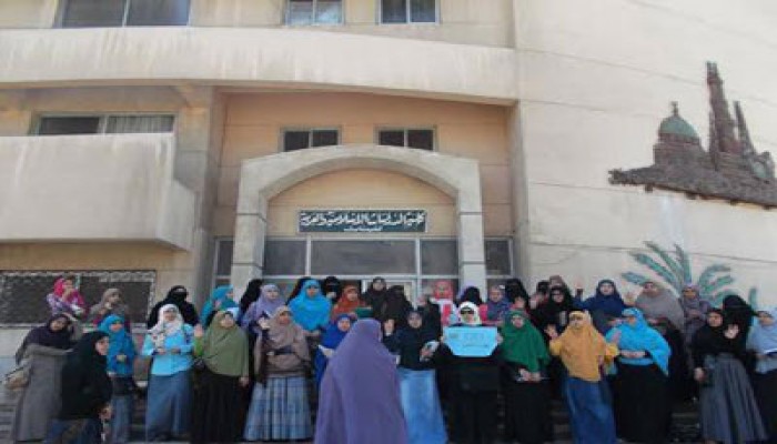 سلسلة بشرية لطالبات "دراسات إسلامية" ببورسعيد تندد بالانقلاب العسكري