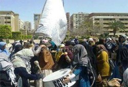 طالبات الأزهر ينظمن وقفة للتنديد بالانقلاب.. وإطلاق الغاز والخرطوش
