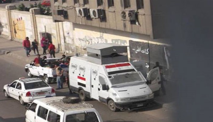 بالصور.. تمركز أمن الانقلاب وبلطجية أمام جامعة القاهرة