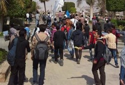 مسيرة طلاب حلوان تنطلق خارج أسوار الجامعة