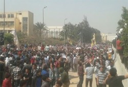 الانقلاب يحاصر المدينة الجامعية للأزهر ويطلق الغاز والرصاص
