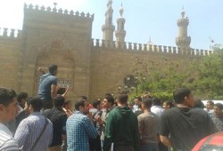 مسيرة طلاب الجامعة بالدراسة تصل ساحة الجامع الأزهر