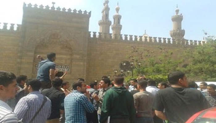 مسيرة طلاب الجامعة بالدراسة تصل ساحة الجامع الأزهر