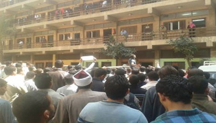 وصول مسيرة جامعة الأزهر بالدراسة إلى مستشفى الحسين