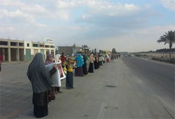 سلاسل بشرية لحرائر "برج العرب"ضد استيلاء السفاح على السلطة