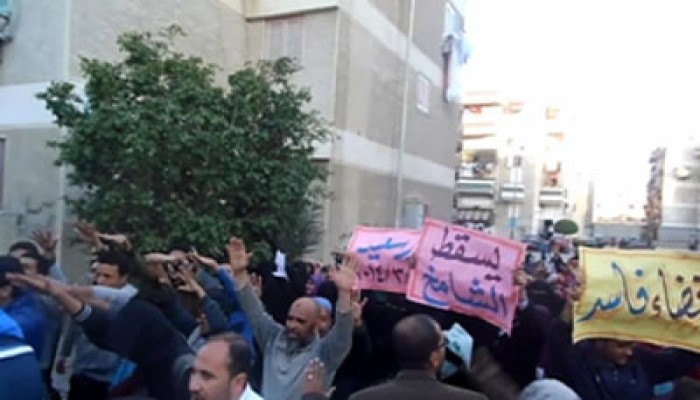 مسيرة ببورسعيد رفضًا للانقلاب ترفع لافتات "يسقط الشامخ"