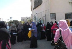 سلسلة بشرية لطالبات "دراسات إسلامية" ببورسعيد تندد بالانقلاب العسكري