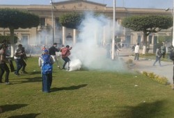 بالصور.. وابل من قنابل الغاز داخل جامعة القاهرة ووقوع إصابات