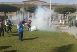 بالصور.. وابل من قنابل الغاز داخل جامعة القاهرة ووقوع إصابات