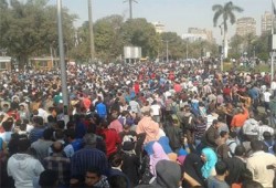 حشود هائلة تنضم لمسيرة ميدان النهضة