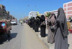 بالصور.. سلسلة بشرية لنساء ضد الانقلاب ببورسعيد ضد العسكر