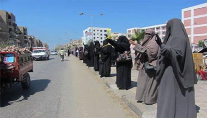 بالصور.. سلسلة بشرية لنساء ضد الانقلاب ببورسعيد ضد العسكر