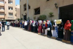 سلسلة بشرية بالمجمع النظري لكليات المنوفية تنديدًا بالقضاء المسيس