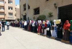 سلسلة بشرية بالمجمع النظري لكليات المنوفية تنديدًا بالقضاء المسيس