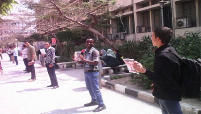 سلسلة بشرية بطول جامعة القاهرة تنديدًا باعتقال الطلاب والأساتذة