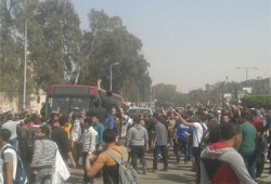 طﻻب اﻷزهر يقطعون الطريق أمام المدينة الجامعية
