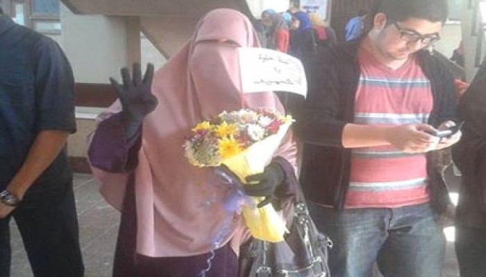 بالصور.. طلاب عين شمس يكرمون أهالي الشهداء