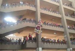 بالصور.. الطﻻب يتفاعلون مع مسيرة جامعة عين شمس