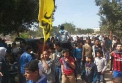 مباشر.. ثوار كفر صقر يحرقون أعلام داعمي الانقلاب في سلاسل بشرية
