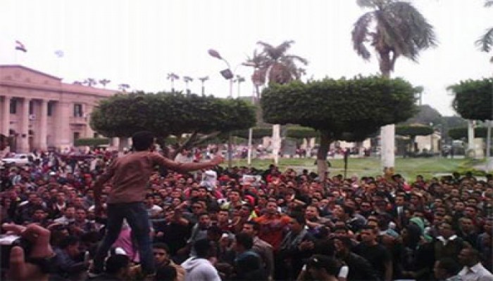 مسيرة حاشدة تطوف جامعة القاهرة ومشاركة واسعة من الطلاب