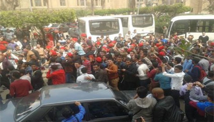 بالصور.. طلاب اﻷزهر بـ"الدراسة" ينظمون عروضًا ساخرة من الانقلاب