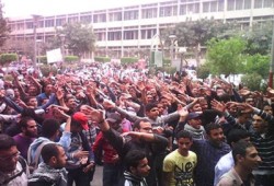 مسيرة حاشدة أمام كلية الإعلام بجامعة القاهرة