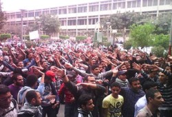 مسيرة حاشدة أمام كلية الإعلام بجامعة القاهرة