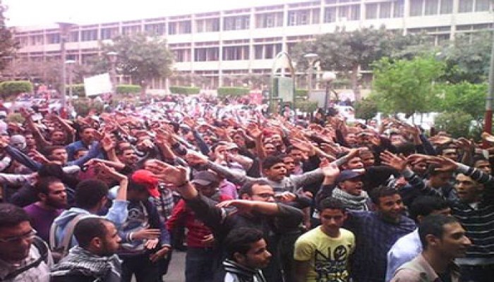 مسيرة حاشدة أمام كلية الإعلام بجامعة القاهرة