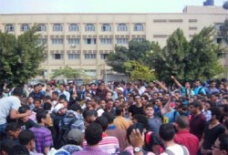بالصور.. طلاب الأزهر يحتشدون للتظاهر أمام مبنى الإدارة