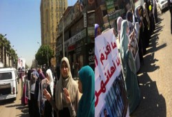 بالصور.. سلسلة بشرية لنساء ضد الانقلاب بالهرم في يوم الأم