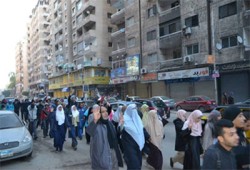 حرائر المنوفية يهتفن بسقوط حكم العسكر في 3 سلاسل بشرية