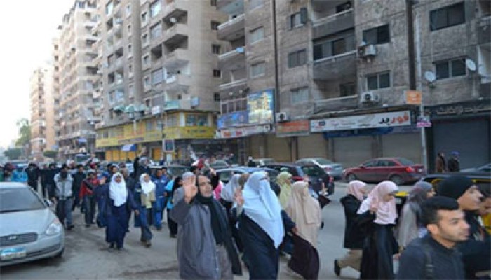 حرائر المنوفية يهتفن بسقوط حكم العسكر في 3 سلاسل بشرية