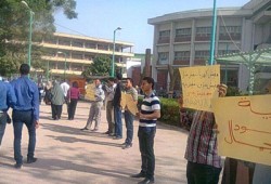 معرض وسلسلة بشرية لطلاب جامعة سوهاج للتنديد بمجازر الانقلاب