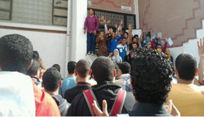 طلاب جامعة القناة بالإسماعيلية يهتفون: يسقط كل عميل