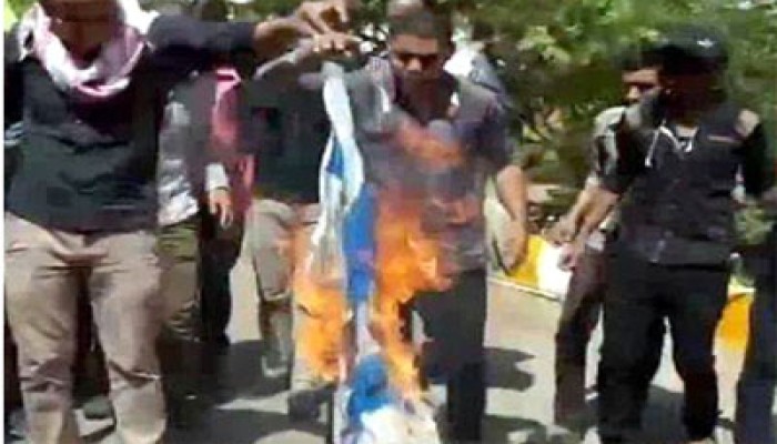 طلاب جامعة أسوان يحرقون علم الكيان الصهيوني