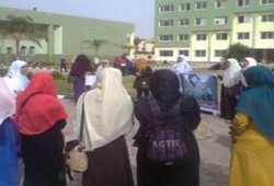 وقفة لطالبات ضد الانقلاب بأزهر العاشر من رمضان تنديدًا بفصل زميلاتهن