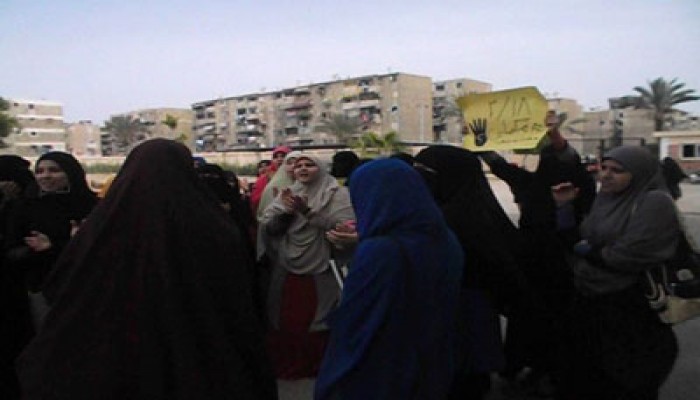 بالصور.. حرائر "دراسات" بورسعيد ينددن بالانقلاب لليوم الثالث على التوالي