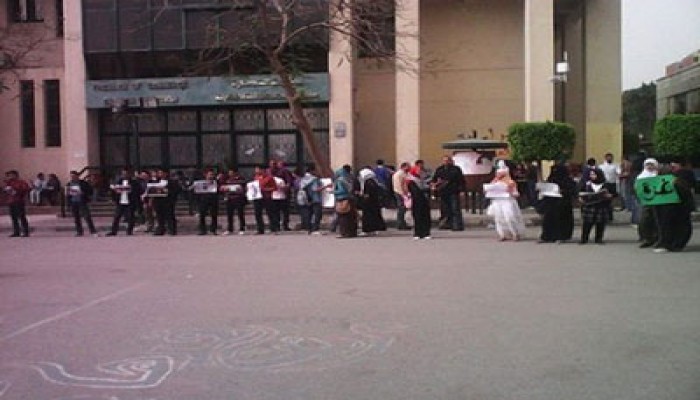 وقفة بكلية تجارة القاهرة ضد جرائم الانقلاب