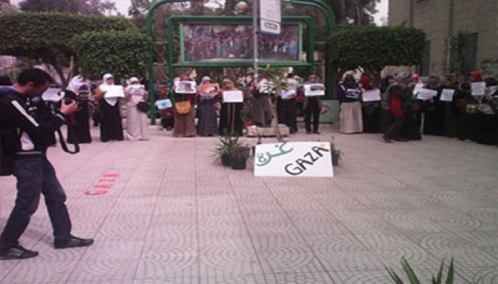 وقفة لطلاب "سياسة واقتصاد" تضامنًا مع غزة