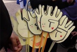 بالصور.. "طالبات ضد الانقلاب" يقدمن الهدايا لزميلاتهن ببورسعيد