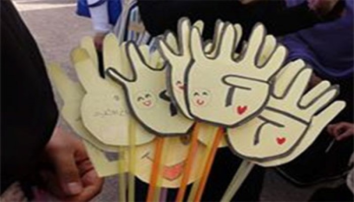 بالصور.. "طالبات ضد الانقلاب" يقدمن الهدايا لزميلاتهن ببورسعيد