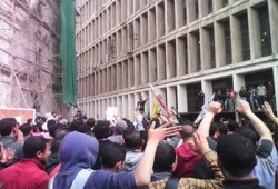 مسيرة حاشدة بجامعة القاهرة تهتف ضد العسكر