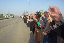 فيديو.. سلسلة بشرية على طريق دمياط بورسعيد رفضًا للانقلاب