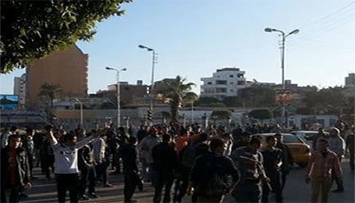 مسيرة لثوار الإسماعيلية ترفع شارات "رابعة" رفضًا للانقلاب