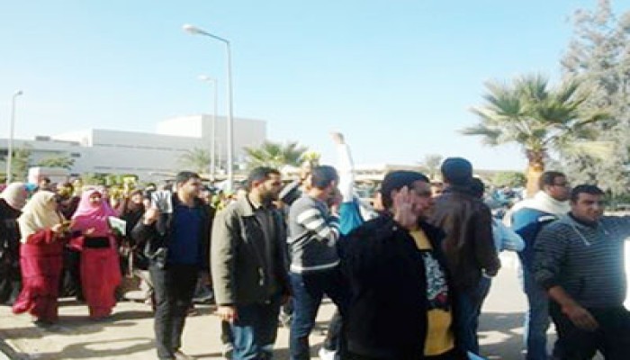 طلاب جامعة السويس يجبرون الأمن على إطلاق سراح زميلتهم المحتجزة