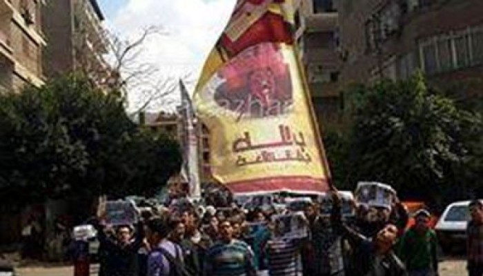 طلاب الأزهر من أمام منزل الطيب: "شيل العمة شيل عرفنا انك عميل"