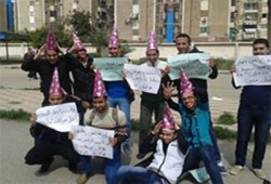 بالصور.. وقفة "بالطراطير" لطلاب هندسة بورسعيد تندد بالانقلاب وعودة الحرس