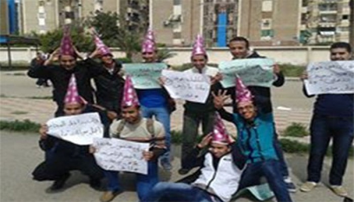بالصور.. وقفة "بالطراطير" لطلاب هندسة بورسعيد تندد بالانقلاب وعودة الحرس